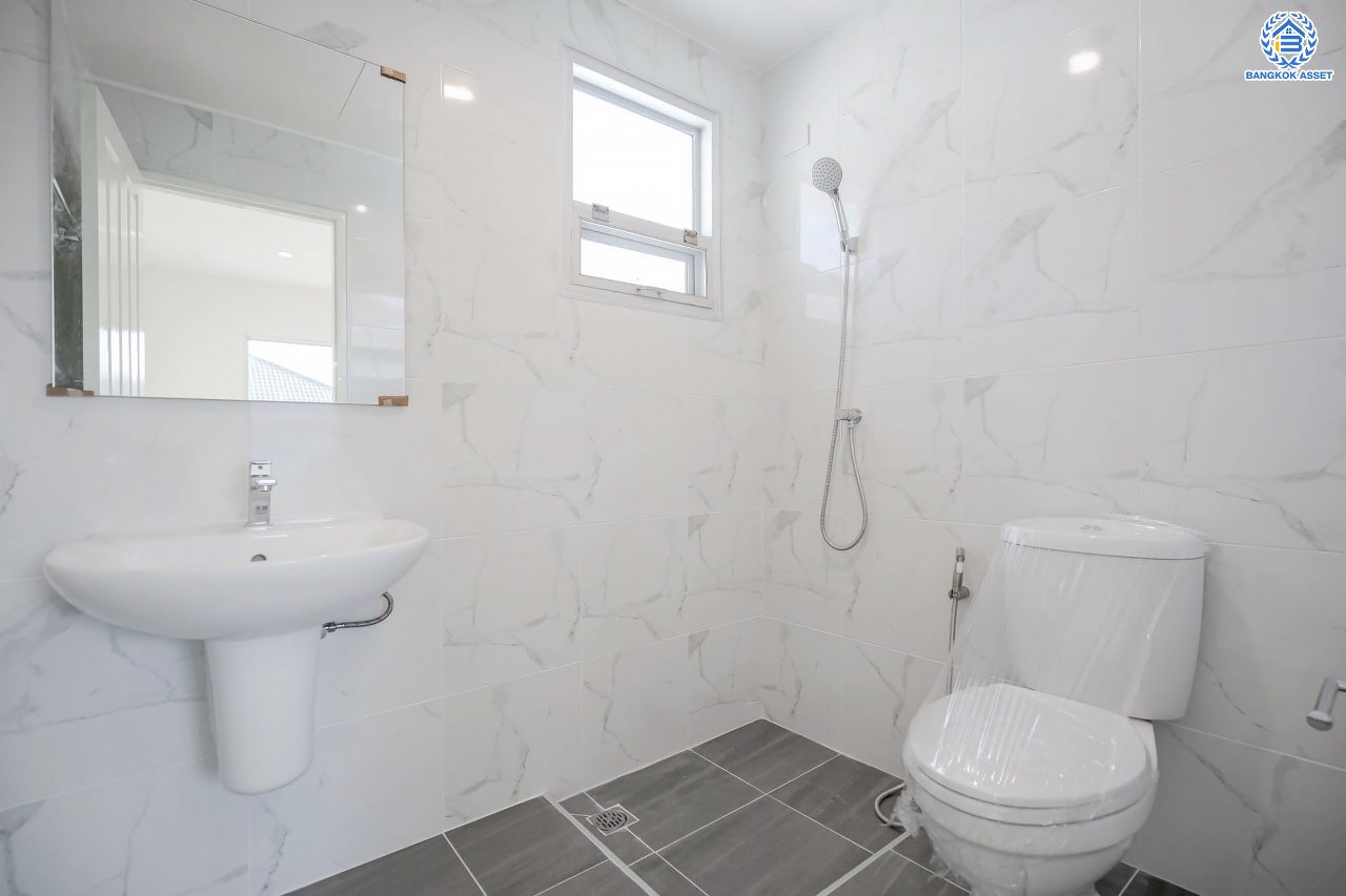 บ้านมือสองตกแต่งใหม่ โครงการ ไลฟ์ บางกอก บูเลอวาร์ด ราชพฤกษ์-รัตนาธิเบศร์ เนื้อที่ 50.3 ตร.ว. ดีไซน์ตอบทุกไลฟ์สไตล์ ฟังก์ชัน 3 ห้องนอน 3 ห้องน้ำ จอดรถได้ 2 คัน บนทำเลติดถนนราชพฤกษ์ เชื่อมต่อทุกเส้นทาง ใกล้รถไฟฟ้าสายสีม่วง "สถานีท่าอิฐ" และจุดขึ้นทางด่วน "ศรีรัช"